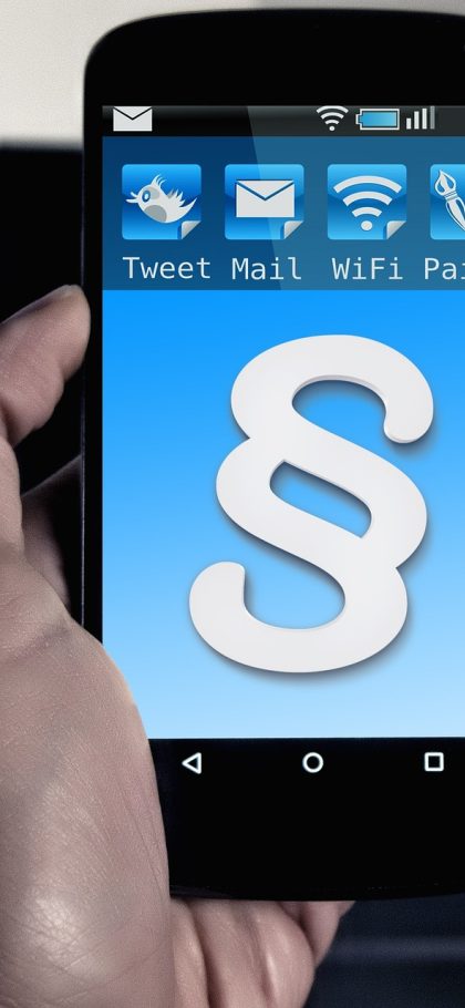 向日葵视频 App 视频播放界面，画面占满上半屏，下半屏是标题信息、倍速与清晰度切换按钮